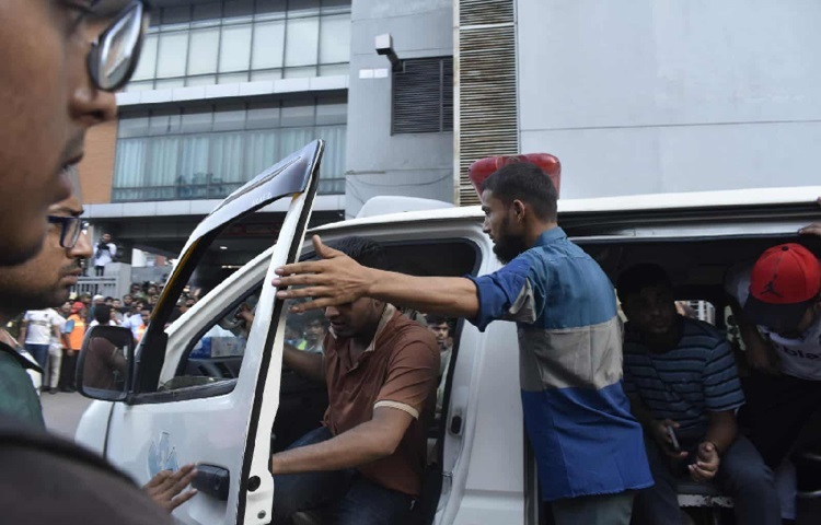 আহাজারিতে ভারী হয়ে ওঠা এই বার্ন ইনস্টিটিউট যেন আজ শুধুই আরেকটি হাসপাতাল নয়, একেকটি মানুষের কষ্ট, কান্না আর অপেক্ষার বোঝা নিয়ে দাঁড়িয়ে থাকা এক নীরব শোকস্থল।