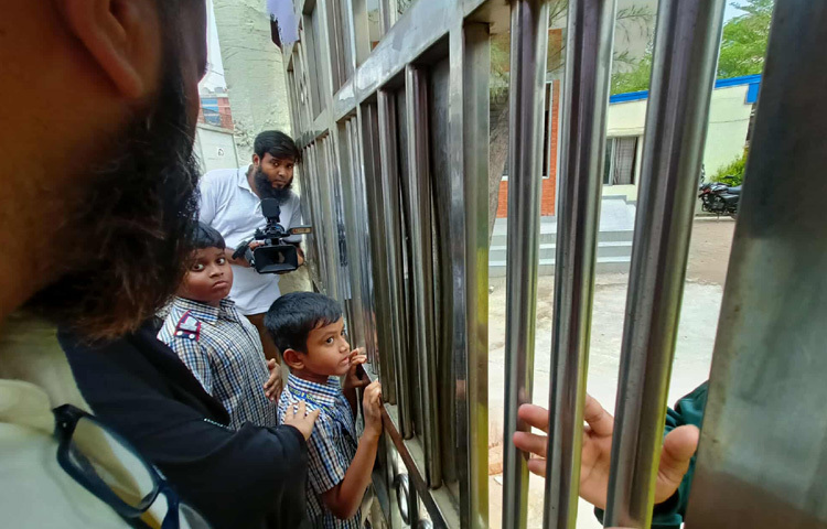 এই ভিড়ে সবচেয়ে বেদনাদায়ক চিত্রটি দেখা গেছে শিশুদের নিয়ে। স্কুল ড্রেসে সজ্জিত কিছু কোমলমতি শিক্ষার্থী দাঁড়িয়ে আছে গেইটের বাইরে। হয়তো তারা জানেই না আজ কেন বন্ধ তাদের প্রিয় স্কুল, হয়তো বুঝে উঠতে পারছে না-এই অচেনা পরিবেশ কেন! ছোট্ট চোখে তারা খুঁজছে নিজেদের ক্লাসরুম, খেলার মাঠ, কিংবা কোনো স্যারের চেনা মুখ।