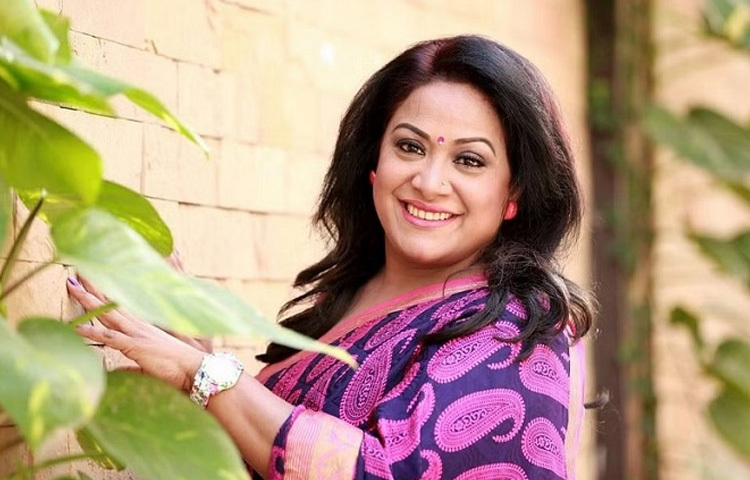 অভিনয়ের পাশাপাশি পরিচালনায়ও নাম লিখিয়েছেন তিনি। নাটক, টেলিছবি ও চলচ্চিত্র নির্মাণে তার সংবেদনশীল দৃষ্টিভঙ্গি, নারীকেন্দ্রিক ভাবনা ও সমাজের প্রতি দায়িত্ববোধ স্পষ্ট হয়ে উঠেছে। বিশেষ করে প্রবাসে থাকা বাংলাদেশি সমাজ, নারীর আত্মপরিচয় ও সংগ্রাম এই বিষয়গুলো তার কাজের মধ্য দিয়ে উঠে এসেছে বারবার।