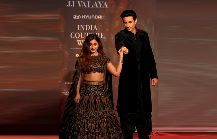 র‍্যাম্পে যখন একসঙ্গে হাজির হলেন রাশা ও ইব্রাহিম, মনে হলো যেন সময় এক ফ্রেমে বন্দি করেছে রাভিনা-সাইফের যৌবনের ছায়া।