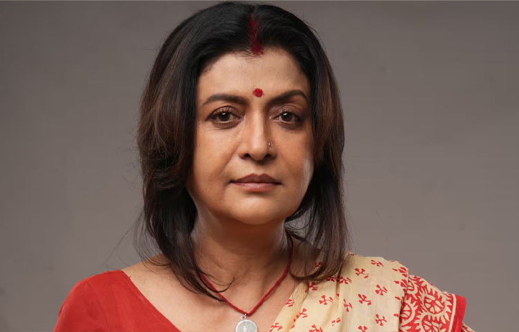 আটের দশকে বাংলা চলচ্চিত্রে যখন বাণিজ্যিক ধারার সঙ্গে কিছুটা শিল্পমানের ভারসাম্য খোঁজা হচ্ছিল, তখন দেবশ্রী ছিলেন সেই পরিবর্তনের অনুপম প্রতিচ্ছবি। ‘অগ্নিশ্বর’, ‘উন্নতি’, ‘কালো ছায়া’, ‘জমির তালাশ’, ‘সাহেব’ বা ‘উত্তরফাল্গুনী’র মতো ছবিতে তার চরিত্রগুলো যেন প্রতিবারই নতুন করে গড়া হতো। কখনো ছিলেন তেজস্বিনী নারী, কখনো নরম কোমল প্রেমিকা।