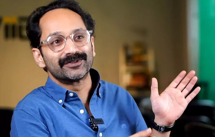 ‘মাহেশিন্তে প্রতীক্ষা’ ছবির কথা ধরুন। এক গ্রামীণ ফটোগ্রাফারের চরিত্রে ফাহাদ এমনভাবে ধরা দিয়েছেন, যেন তিনিই মাহেশ। কোথাও অতিরঞ্জন নেই, নেই নাটকীয়তা। বরং আছে সংবেদনশীল এক নীরবতা, যে নীরবতার গভীরে লুকিয়ে থাকে যন্ত্রণার কুয়াশা।