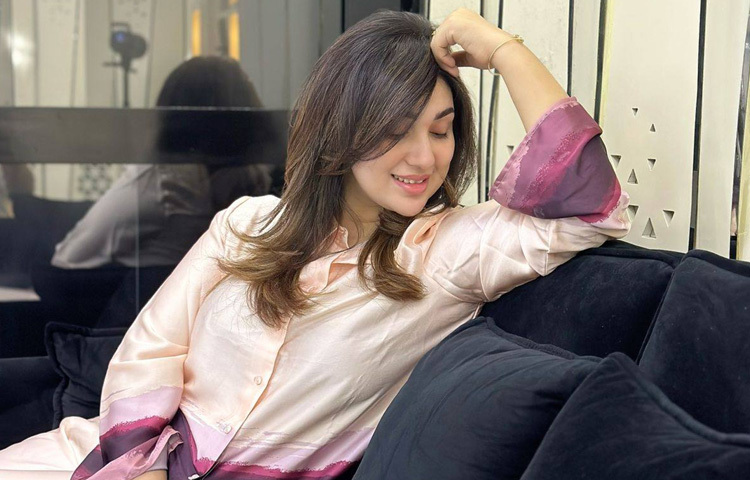 বর্ষাকালে চুলে স্টাইল করতে গিয়ে অধিক হিট বা কেমিক্যাল প্রোডাক্ট ব্যবহার করলে চুল আরও ক্ষতিগ্রস্ত হয়। বরং চেষ্টা করুন মিনিমাল হেয়ারস্টাইল রাখতে সিম্পল পনিটেইল, বুন বা ব্রেইড করলে চুলে ঘর্ষণ কম হয়, চুল উন্মুক্ত না রেখে বাঁধলে ফ্রিজি ভাবও কমে, হিউমিড কন্ডিশনে হেয়ার ফ্রিজ কমাতে অ্যান্টি-ফ্রিজ সিরাম বা লিভ-ইন কন্ডিশনার ব্যবহার করুন, সপ্তাহে একদিন ব্যবহার করুন ক্ল্যারিফাইং শ্যাম্পু-যা জমে থাকা ধুলাবালি ও স্টাইলিং প্রোডাক্ট পরিষ্কার করতে সহায়ক।