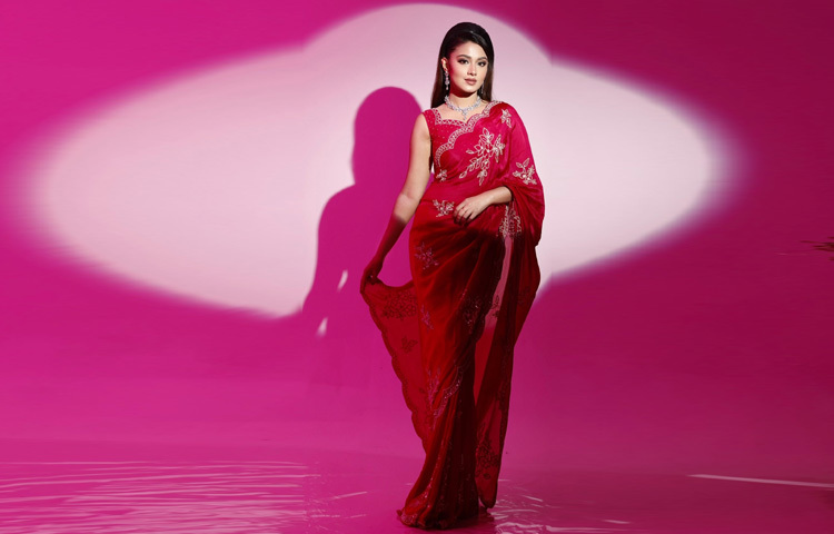 আজওয়া ব্র্যান্ডের গ্ল্যামারাস লাল সিল্কের শাড়িতে ফারিণকে লাগছিল অনন্য। শাড়িটিতে সূক্ষ্ম এমব্রয়ডারির কাজ, সঙ্গে মিলিয়ে পরেছেন ব্যাকলেস ডিজাইনের ম্যাচিং ব্লাউজ। চিরাচরিত ড্রেপিংয়েই তিনি এনেছেন আধুনিক আবেদন, আর রঙের উজ্জ্বলতায় ফুটে উঠেছে তার অনন্য আকর্ষণ।