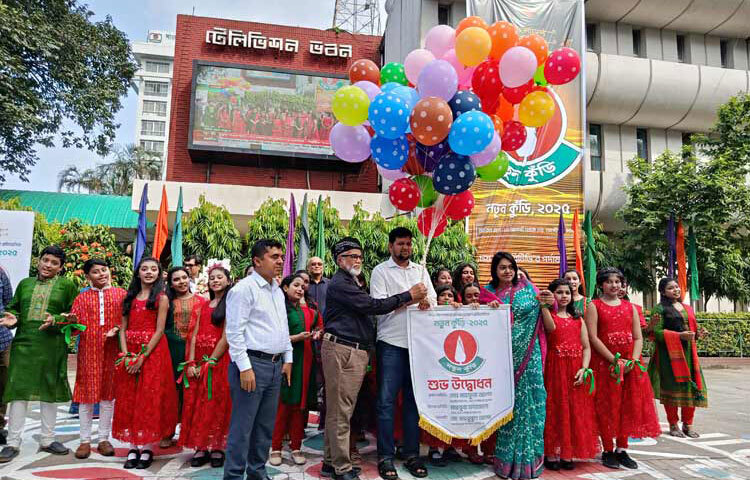 ১৯ বছর পর ফিরলো বাংলাদেশ টেলিভিশনের শিশু-কিশোরদের প্রতিভা অন্বেষণ প্রতিযোগিতা ‘নতুন কুঁড়ি’। আজ ২০২৫ সালের জন্য আগ্রহী প্রার্থীদের রেজিস্ট্রেশন কার্যক্রমের আনুষ্ঠানিক উদ্বোধন করেন তথ্য ও সম্প্রচার উপদেষ্টা মো. মাহফুজ আলম। ছবি: জাগো নিউজ