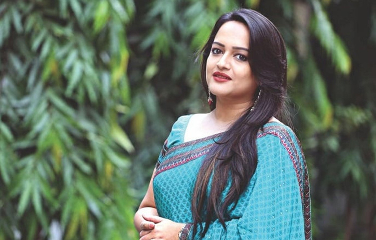 অভিনয় দিয়ে মন জয় করলেও ঈশিতার সৃজনশীলতা থেমে থাকেনি ক্যামেরার সামনে। নাট্যনির্মাণ, চিত্রনাট্য রচনা ও পরিচালনার কাজেও তিনি রেখেছেন তার নিজস্ব স্বাক্ষর। পেশাদার নির্মাতা হিসেবে তিনি কখনোই বাজারের ট্রেন্ডকে অন্ধভাবে অনুসরণ করেননি। গল্প, আবেগ, বাস্তবতা-এই তিনের মিশেলে নির্মিত তার নাটকগুলো আজও প্রশংসিত।