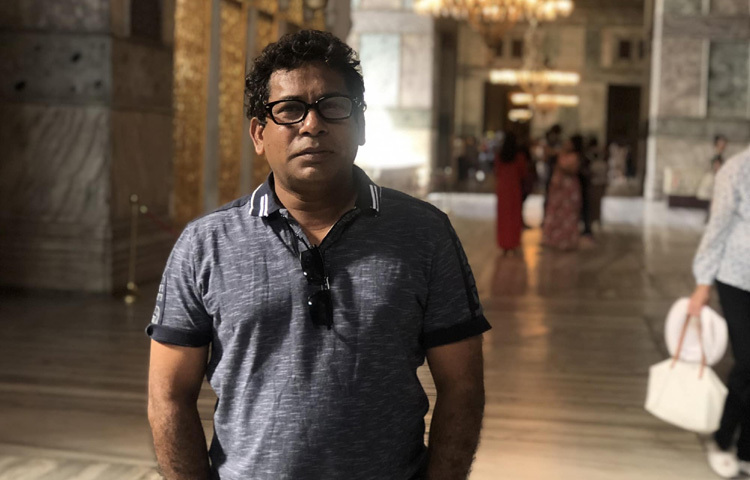 একজন ব্যর্থ প্রেমিক, এক অভাবী স্বামী, এক গড়পড়তা চাকরিজীবী কিংবা ঠকবাজ প্রতারক-সব চরিত্রেই তিনি বাস্তবতার রঙে রাঙান নিজের মতো করে। তিনি হাসান নামের সেই যুবক, যে প্রেমিকাকে হারিয়ে নিঃস্ব হয়ে ওঠে। তিনি সেই মানুষ, যে পকেটে একশো টাকাও নেই কিন্তু তবুও পরিবারের জন্য বাজার করতে বের হন আত্মবিশ্বাস নিয়ে।