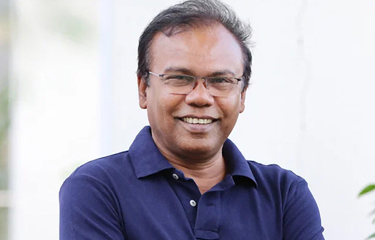 মঞ্চে নিজের শিকড় মজবুত করে এরপর তিনি টেলিভিশন নাটকে আসেন। নব্বই দশকের মাঝামাঝি সময় থেকে তার ঝলক দেখতে শুরু করে ছোট পর্দার দর্শক। সেই থেকে আজ অবধি প্রতিটি পারফরম্যান্সে তিনি যেন নিজেকে নতুনভাবে হাজির করেছেন।