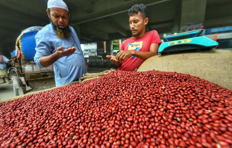 প্রতি কেজি বিক্রি হচ্ছে ২০০ টাকায়, যা তুলনামূলকভাবে দাম হলেও ক্রেতাদের উৎসাহে কোনো ঘাটতি নেই।