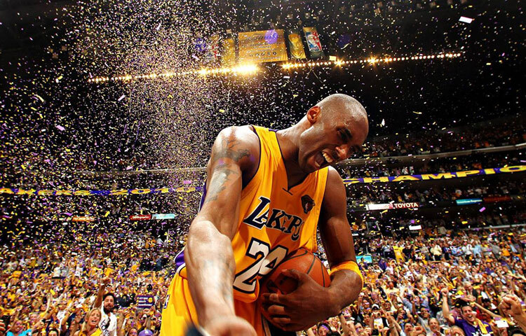 কোবি নিজেকে বলতেন ‘ব্ল্যাক মাম্বা’। এই নাম শুধু ডাকনাম ছিল না, এটি তার দর্শন। এক মারাত্মক ফোকাস, নিখুঁত স্ট্র্যাটেজি আর প্রতিপক্ষকে হার মানানোর দৃঢ় সংকল্প। তার খেলায় ছিল শৃঙ্খলা, পরিশ্রম আর অদম্য মানসিকতা-যা তাকে বাস্কেটবলের এক অনন্য আইকনে পরিণত করে।