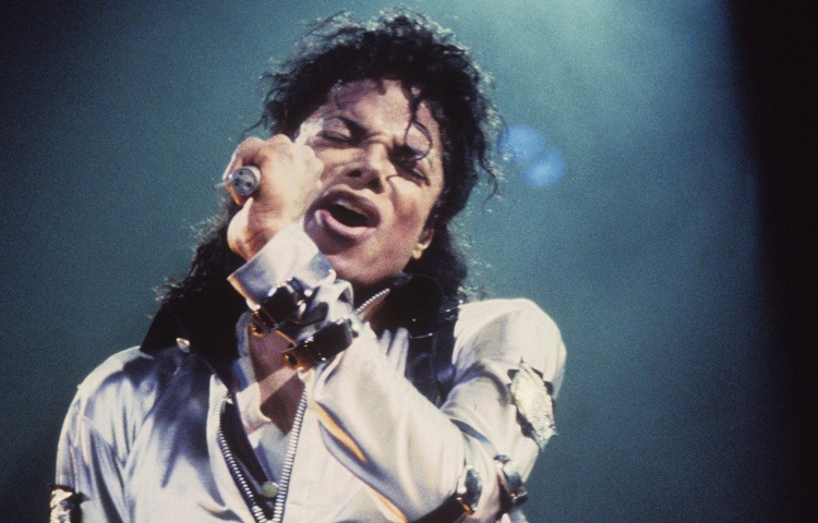 মাইকেল জ্যাকসনের নাচ ছিল এক অনন্য সৃষ্টি, বিশেষ করে তার ‘মুন ওয়াক’ পা চালানোর অভিনব কৌশল যাকে আজও বিশ্বের বিভিন্ন প্রান্তে অনুকরণ করা হয়। তার গানের কথা ও সুর ছিল গভীর অর্থবহ, সামাজিক বার্তা দিয়ে ভরপুর। ‘বিলি’, ‘ব্ল্যাক অর হোয়াইট’, ‘বাধ’ এসব গানের মাধ্যমে তিনি বর্ণবাদ, মানবাধিকার, ও সমাজের নানা সংকটকে তুলে ধরেছেন।