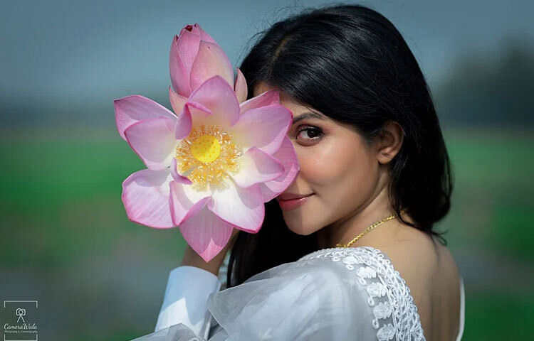 নিজেকে সাজিয়েছেন প্রকৃতির রঙে, ফুল যেন তার অলংকার। ধবধবে পোশাকে তিনি যেন শাপলার সঙ্গে মিলেমিশে একাকার।