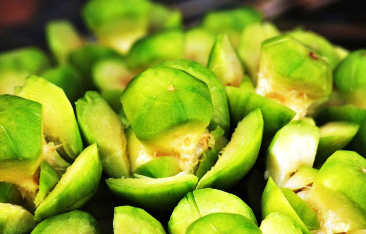 দাঁত ও মাড়ি শক্ত করে: ভিটামিন সি সমৃদ্ধ হওয়ার কারণে আমড়া দাঁতের স্বাস্থ্য ভালো রাখে। নিয়মিত আমড়া খেলে মাড়ি ফুলে যাওয়া বা রক্ত পড়ার সমস্যা কমে যায়।