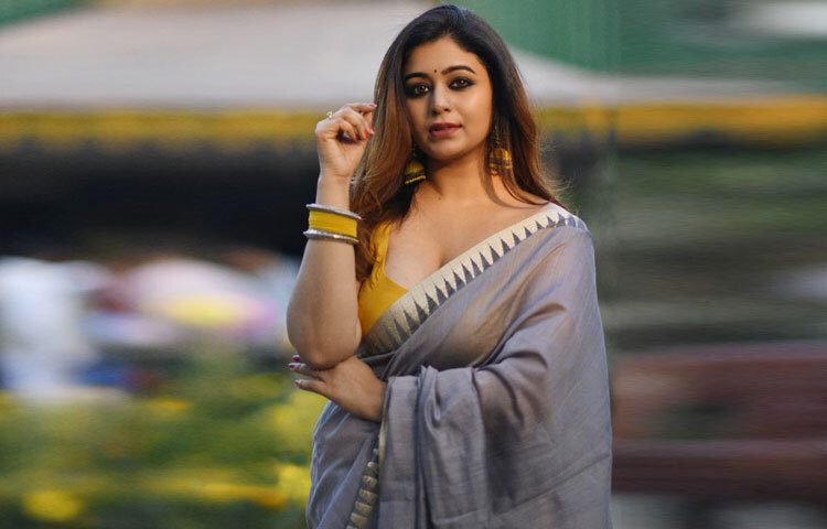 স্লিভলেস ব্লাউজের সঙ্গে ছাই রঙা সুতি শাড়ি, খোলা চুল, কাজল কালো চোখ সব মিলিয়ে অপরূপ অভিনেত্রী।