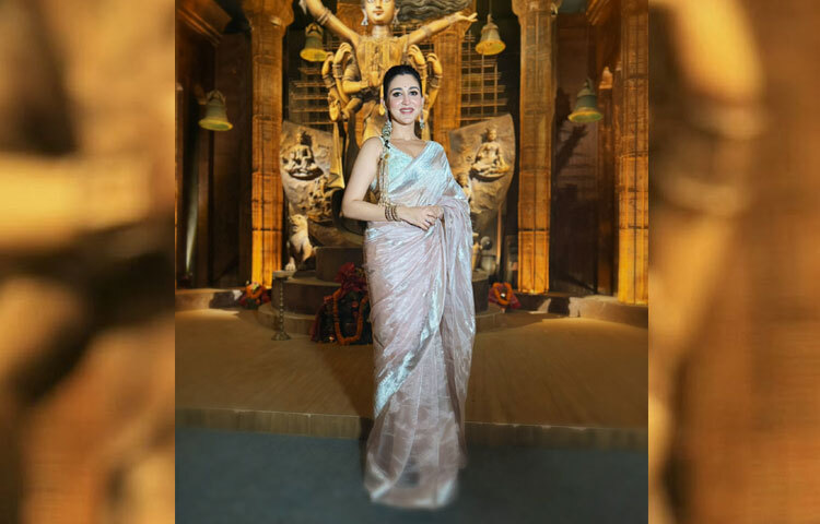 ঐন্দ্রিলার এই পূজার সাজ যেন পূজার মূল বার্তাকেই মনে করিয়ে দেয়-আনন্দ, উজ্জ্বলতা আর আত্মবিশ্বাস। তিনি প্রমাণ করলেন, শাড়ির সাবেকি রূপকে আধুনিক আঙ্গিকে উপস্থাপন করলে কেমন মোহনীয় হয়ে ওঠা যায়।