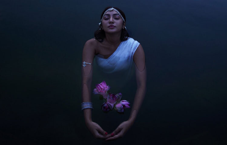 ক্যাপশনে তিনি লিখেছেন, ‘ভেসে যাও’। ছোট্ট এই বাক্য যেন ছবির সঙ্গে মিলিয়ে দর্শকের মনে তৈরি করেছে ভিন্নধর্মী অনুভূতি।