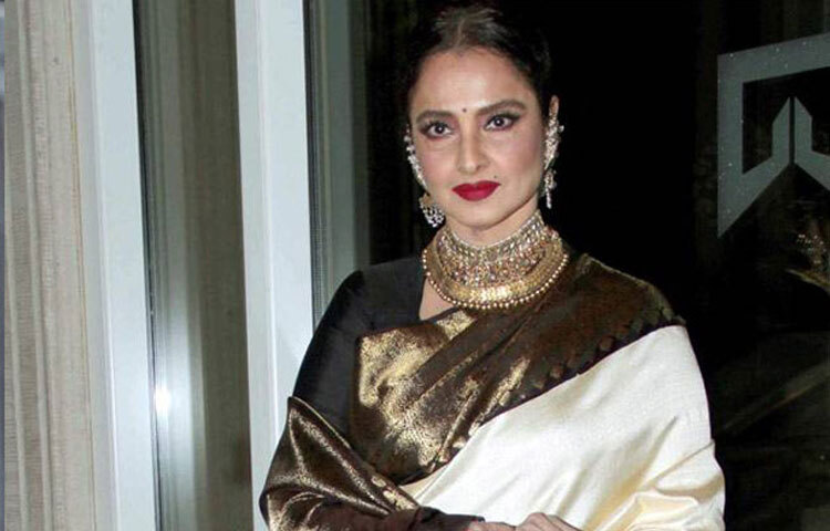 তিনি শুধু শাড়ি পরেন না, বরং শাড়িকে ‘স্টেটমেন্ট’ করে তোলেন। নিখুঁতভাবে গুঁজে রাখা আঁচল, জুঁই ফুলে ভরা খোঁপা, কপালে টিপ-সব মিলিয়ে তার লুক হয়ে ওঠে এক সম্পূর্ণ শিল্পকর্ম।