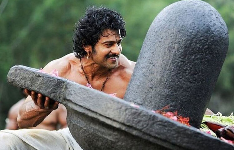 ২০১৫ সালে মুক্তি পাওয়া ‘বাহুবলী: দ্য বিগিনিং’ এবং ২০১৭ সালের ‘বাহুবলী: দ্য কনক্লুশন’ প্রভাসকে আন্তর্জাতিক মঞ্চে পরিচিতি দেয়। এই দুটি ছবির জন্য তিনি প্রায় পাঁচ বছর সময় দেন, যা বলিউড ও দক্ষিণী সিনেমার ইতিহাসে বিরল। বাহুবলী চরিত্রে তার অভিনয় তাকে শুধু সুপারস্টার নয়, আইকন হিসেবে প্রতিষ্ঠিত করেছে।