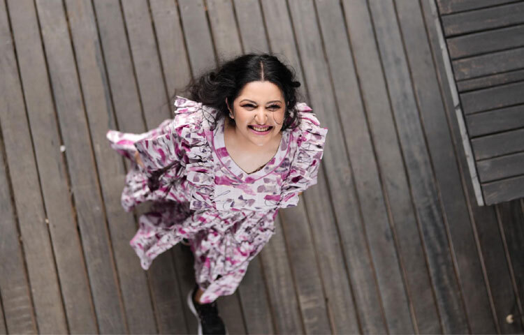 শুধু বাহ্যিক সৌন্দর্য নয়, পরীমনির সৌন্দর্য মানসিকতাতেও প্রকাশ পায়। আত্মবিশ্বাস, শালীনতা ও অভিনয়ের প্রতি তার নিষ্ঠা তাকে আরও আভিজাত্যপূর্ণ করে তোলে।