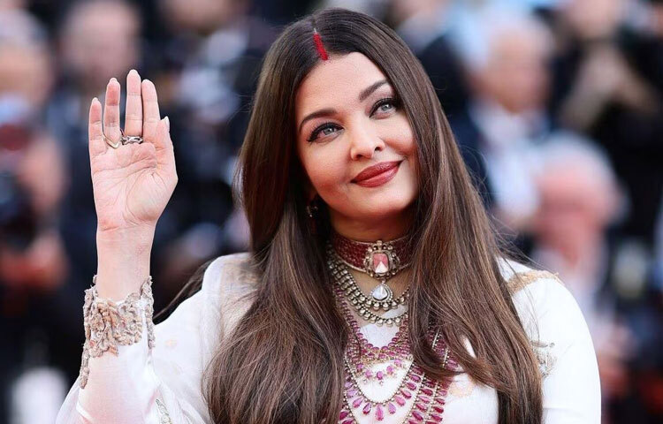 ঐশ্বরিয়ার সৌন্দর্য শুধু তার চোখ-মুখ বা ত্বকের ঔজ্জ্বল্যে সীমাবদ্ধ নয়। তার ভদ্রতা, ব্যক্তিত্ব এবং আত্মবিশ্বাস মিলিয়ে তৈরি হয়েছে এক অন্যরকম আভিজাত্য। তিনি যখন হাঁটেন, তখন শুধু স্টাইল নয়, ভেতরকার দৃঢ়তাও প্রকাশ পায়। লাল গালিচার প্রতিটি উপস্থিতি যেন সৌন্দর্যের ইতিহাসে নতুন অধ্যায়।