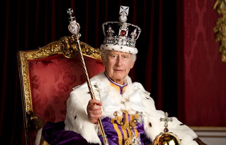 চার্লস ছিলেন পৃথিবীর প্রথম রাজপরিবারের সদস্যদের মধ্যে একজন, যিনি জলবায়ু পরিবর্তন ও টেকসই উন্নয়ন নিয়ে সরব হয়েছিলেন। ১৯৭০-এর দশকেই তিনি প্লাস্টিক, শিল্প দূষণ ও বন নিধনের বিরুদ্ধে কথা বলেন, যখন বিষয়গুলো নিয়ে বিশ্ব তেমন সচেতন ছিল না। তার প্রতিষ্ঠিত ‘দ্যা প্রিন্স ট্রাস্ট’ হাজারো তরুণকে শিক্ষা, কর্মসংস্থান ও পরিবেশ-বান্ধব প্রকল্পে সহায়তা দিয়েছে। কৃষিকাজে অর্গানিক পদ্ধতি, নবায়নযোগ্য জ্বালানির প্রচলন—সবকিছুর পেছনে তাঁর দীর্ঘদিনের পরিকল্পনা ও দৃঢ় অবস্থান রয়েছে।