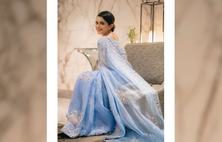 তানজিন তিশার লুকটিকে আরও পরিপূর্ণ করেছে অনবদ্য নকশার ব্লাউজটি। একই রঙের ব্লাউজে সূক্ষ্ম মেটালিক এমব্রয়ডারি, হাতা জুড়ে ঘন কারুকাজ সব মিলে পুরো পোশাকটিকে সম্পূর্ণ করেছে। ব্লাউজের নেকলাইনটি শোভন, অথচ আকর্ষণীয় যা পরিপাটি গয়নার সঙ্গে এক অসাধারণ ব্যালান্স তৈরি করেছে।