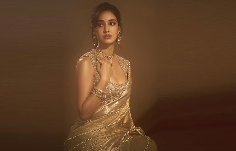 রুবি আর সবুজ এনামেল-সজ্জিত ফ্লোরাল চোকার মনোক্রোম গোল্ডেন প্যালেটের ভেতর এনে দিয়েছে দারুণ বৈপরীত্য। সঙ্গে পার্ল-ড্রপ ইয়াররিংস, চুড়ি আর স্টেটমেন্ট রিং প্রতিটি অ্যাকসেসরি লুকটিকে করেছে পূর্ণ ও পরিণত।