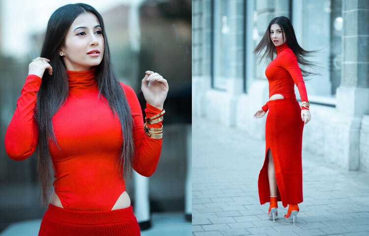 টারটেল নেক ফুল স্লিভ সোয়েটারের সঙ্গে সাইড স্লিট স্কার্টের ‘লেডি ইন রেড’ মুডে মনামী। নজর কেড়েছে অভিনেত্রীর স্টাইলিশ হাই হিলের সঙ্গে ম্যাচিং লাল মোজাও।