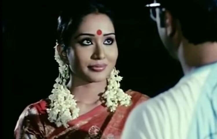 মমর চলচ্চিত্রে আগমনটা ছিল চমকপ্রদ। হুমায়ূন আহমেদের চলচ্চিত্র দারুচিনি দ্বীপ–এ তার অভিনয় শুধু দর্শককেই মুগ্ধ করেনি, সমালোচকদেরও তাক লাগিয়েছিল। প্রথম সিনেমাতেই জাত চিনিয়ে দেন তিনি, চরিত্রের ভেতর ঢুকে গিয়ে স্বাভাবিক অভিনয় করার ক্ষমতা তার আলাদা সম্পদ।