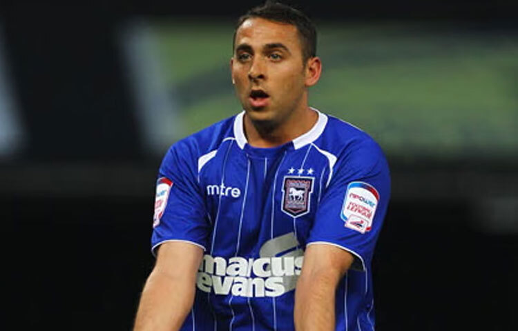 মাইকেল চোপড়া মূলত স্ট্রাইকার হিসেবে পরিচিত ছিলেন। দ্রুতগতির দৌড়, সুযোগ বুঝে পজিশন নেওয়া এবং কাছাকাছি থেকে গোল করার ক্ষমতা এই তিনটি ছিল তার প্রধান শক্তি। ক্লাব ফুটবলে তিনি ইংল্যান্ডের একাধিক দলে খেলেছেন, যেখানে কখনো মূল একাদশে, কখনো আবার লড়াই করে জায়গা করে নিতে হয়েছে।