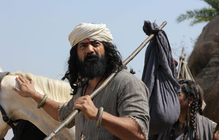 ২৫ ডিসেম্বর ভক্তদের কাছে শুধু বড়দিন নয়, তারা এই দিনটিকে দেবের জন্য বিশেষভাবে উজ্জ্বল করে রাখে। জন্মদিনে তাকে শুভেচ্ছা জানাতে শহরজুড়ে অনুরাগীদের উপচে পড়া ভিড় দেখা যায়, সোশ্যাল মিডিয়ায় ভক্ত শিল্পীর প্রতি ভালোবাসা ও শ্রদ্ধা জানায় এবং সিনেমা হলে তার বিগ হিট ছবিগুলোর পুনর্মূল্যায়ন ঘটে।