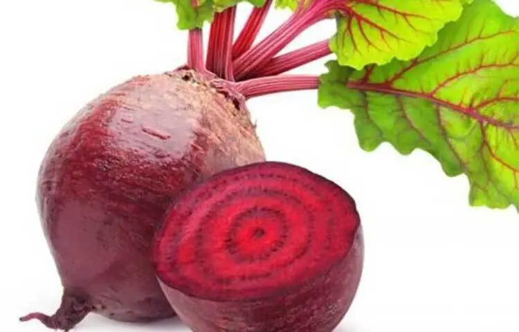 বিটরুটে রয়েছে ভিটামিন সি, অ্যান্টিঅক্সিডেন্ট ও বিটালেইন, যা শরীরের রোগ প্রতিরোধ ক্ষমতা শক্তিশালী করে। শীতকালে সর্দি-কাশি ও সংক্রমণ এড়াতে এটি বিশেষভাবে উপকারী।