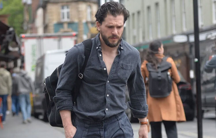 তার কাজের ধরন কেবল অভিনয় পর্যন্ত সীমাবদ্ধ নয়। কিট হ্যারিংটন তার চরিত্রের প্রতি অনুরাগ এবং পেশাদারিত্বের জন্য পরিচিত। সেটে তার সততা, সহকর্মীদের সঙ্গে বন্ধুত্বপূর্ণ মনোভাব এবং ক্রমাগত নিজের দক্ষতা উন্নত করার চেষ্টা তাকে সহকর্মী এবং ভক্ত উভয়ের কাছেই প্রিয় করে তুলেছে।