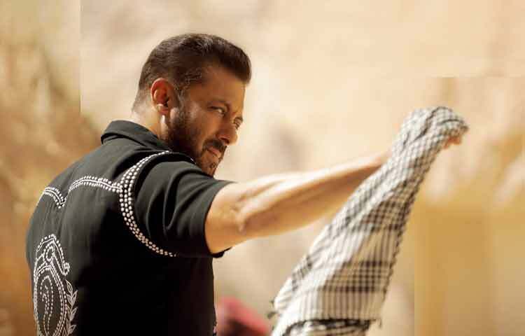 পর্দায় তিনি যতই শক্ত, বাস্তবে সালমান খান ঠিক ততটাই সংবেদনশীল-এমনটাই বলেন তাকে কাছ থেকে দেখা মানুষজন। অনাথ শিশু, অসহায় শিল্পী কিংবা চিকিৎসার খরচ বহন করা এসব কাজ তিনি কখনো প্রচারের আলোয় আনেন না। তার প্রতিষ্ঠিত মানবকল্যাণমূলক উদ্যোগ বহু মানুষের জীবনে নীরব পরিবর্তন এনেছে।