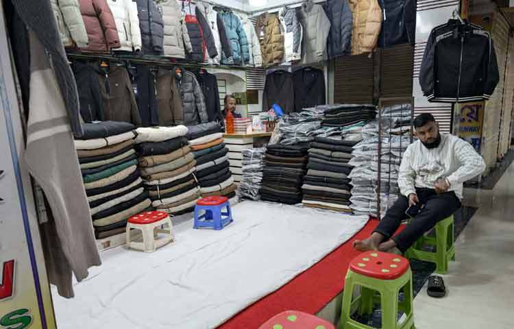 দোকানিরা জানান, সাধারণ মানুষের ক্রয়ক্ষমতা কমে গেছে। নিত্যপণ্যের দাম, বাসাভাড়া, বিদ্যুৎ-পানি বিল সবকিছুর চাপ সামলে শীতের নতুন পোশাক কেনা অনেকের কাছেই এখন বিলাসিতা। ফলে আগের বছরের পোশাকেই শীত কাটানোর প্রবণতা বেড়েছে।