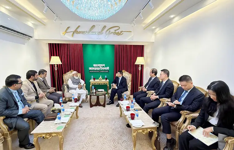 জামায়াতের আমির ডা. শফিকুর রহমানের সঙ্গে সৌজন্য সাক্ষাৎ করেছেন বাংলাদেশে নিযুক্ত চীনা রাষ্ট্রদূত ইয়াও ওয়েন। আজ (১২ জানুয়ারি) সকালে জামায়াত আমিরের বসুন্ধরা কার্যালয়ে এ সাক্ষাৎ অনুষ্ঠিত হয়। ছবি: সংগ্রহীত