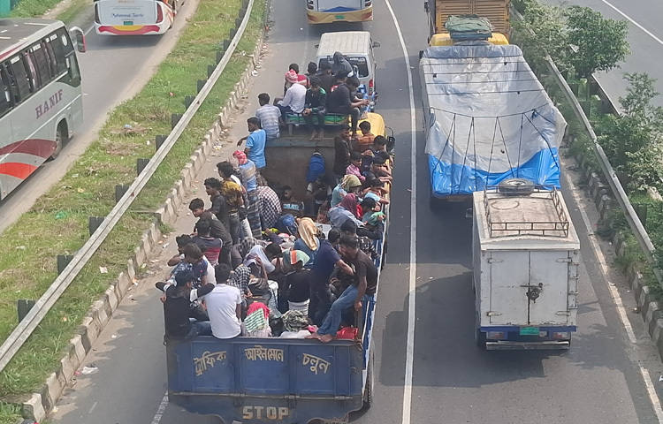 শুধু যাত্রীরা নন, চালকরাও ভীষণ চাপে রয়েছেন। নূর ইসলাম নামের এক বাসচালক বলেন, ‘রাত ১২টা থেকেই বিভিন্ন জায়গায় জ্যামে পড়েছি। খাবার খেতেও সময় পাইনি। এই চাপ নিয়ে গাড়ি চালানো কষ্টসাধ্য হয়ে উঠছে।’