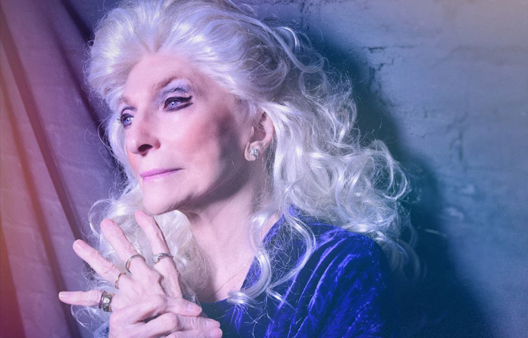 এরপর তিনি ‘ওয়াইল্ডফ্লাওয়ার্‌জ’ (১৯৬৭) এবং ‘ইন মাই লাইফ’ (১৯৬৮) এর মতো অ্যালবাম প্রকাশ করেন, যেখানে তিনি জোনি মিচেল, লিওনার্ড কোহেন, জ্যাক ব্রেল প্রমুখের গান কভার করেন।