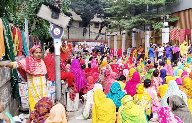 চার মাসের বকেয়া বেতনের দাবিতে শ্রম ভবন ঘেরাও কর্মসূচি পালন করেছে স্টাইল ক্রাফট লিমিটেড ও ইয়াং ওয়ান্স লিমিটেডের শ্রমিকরা। আজ সকাল ১০টা থেকে শ্রম ভবনের সামনে অবস্থান করেছেন গাজীপুরের জয়দেবপুরের কারখানা দুটির শ্রমিক-কর্মচারী ও কর্মকর্তারা। গতকাল মঙ্গলবার সকাল থেকে রাজধানীর পল্টনে শ্রম ভবনের সামনে অবস্থান নেওয়া শ্রমিকরা জানান, দাবি আদায় না হওয়া পর্যন্ত তারা সেখান থেকে সরবেন না। ছবি-জাগো নিউজ
