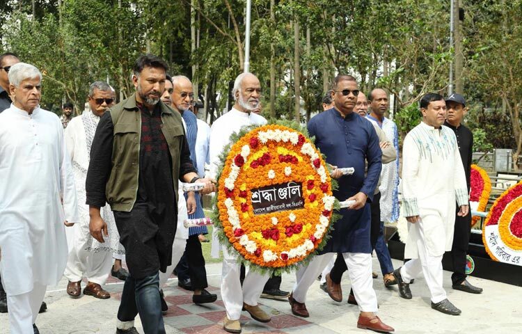 পিলখানা ট্র্যাজেডির ১৫ বছর উপলক্ষে আজ রাজধানীর বনানীর সামরিক কবরস্থানে বিএনপির পক্ষ থেকে শহীদের প্রতি শ্রদ্ধা নিবেদন করেন বিএনপির স্থায়ী কমিটির সদস্য ড. আব্দুল মঈন খান। এ সময় তিনি বলেন, আমি একটি কথাই বলি বিচারকার্যে হস্তক্ষেপ করা যুক্তিযুক্ত নয়। আমাদের বিচারকরা তাদের নীতিতে অবিচল থেকে ন্যায়বিচারের মাধ্যমে এ বিষয়টি অতি দ্রুত সুরহা করবেন ১৫ বছর পরে সেই প্রত্যাশা করি।