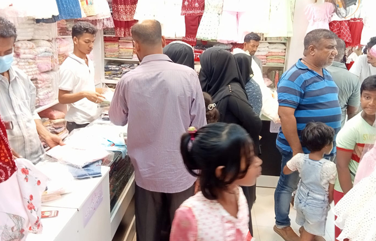 তৈরি পোশাক ও ছিট-কাপড়ের দোকানগুলো তিল ধারণেরও ঠাঁই ছিল না এদিন। বিক্রেতারা খুব খুশিমনে চাহিদা মেটানোর চেষ্টা করছেন ক্রেতাদের। ছবি: আলমগীর হান্নান