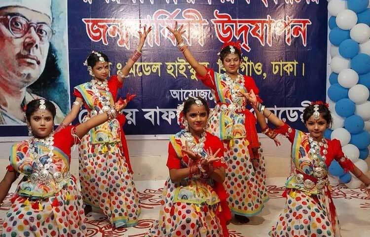 তাপস চক্রবর্তীর পরিকল্পনা ও পরিচালনায় একাডেমীর শিক্ষক ও শিক্ষার্থীদের পরিবেশনায় কবির জীবনী পাঠ, কবিতা আবৃত্তি, গিটার বাধ্য, নৃত্য আর নজরুল সংগীতের মধ্য দিয়ে প্রায় ৪ ঘণ্টার প্রাণবন্ত অনুষ্ঠান পরিবেশনা মুগ্ধ করে দর্শক-শ্রোতাদের। ছবি: সাজ্জাত হোসেন