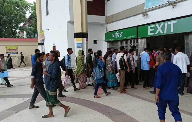 লাইন ধরে ট্রেনের টিকিট নিচ্ছেন যাত্রীরা। ছবি: নাহিদ সাব্বির