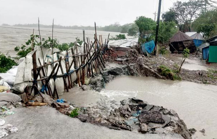 দীর্ঘ সময় ধরে বয়ে যাওয়া ঘূর্ণিঝড় রিমালের পর খুলনার উপকূলীয় কয়রা, পাইকগাছা, দাকোপ ও বটিয়াঘাটা উপজেলার বেড়িবাঁধগুলো চরম ঝুঁকিপূর্ণ হয়ে পড়েছে। রিমালে ক্ষতিগ্রস্ত বাঁধগুলো তাৎক্ষণিকভাবে মেরামত করা হলেও চলতি বর্ষা মৌসুমে নতুন নতুন এলাকা ভাঙনের হুমকির সম্মুখীন হচ্ছে। গত ৩-৪ দিনে ভারী বর্ষণের ফলে বাঁধগুলো দুর্বল হয়ে যাওয়ায় নির্ঘুম রাত পার করছেন উপকূলীয় উপজেলাগুলোর বাসিন্দারা। ছবি- জাগো নিউজ