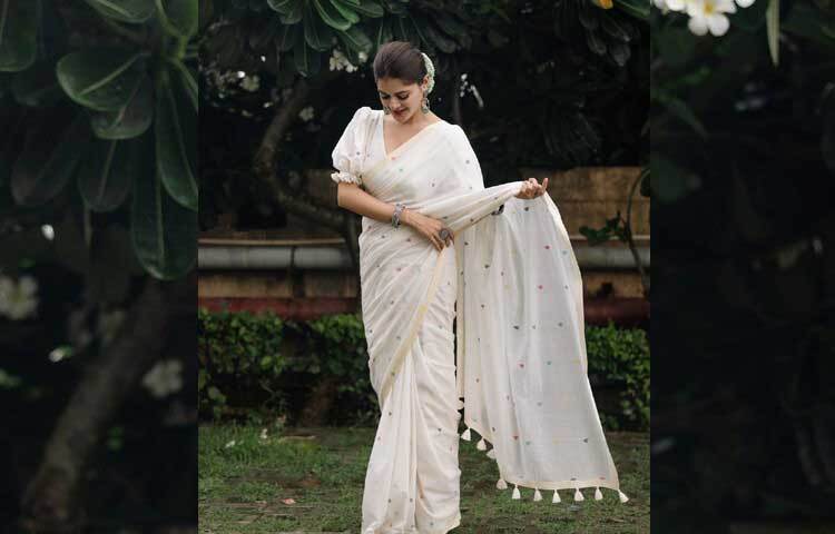 মধুমিতার এই স্নিগ্ধ  লুকে মজেছেন তার ভক্ত-অনুরাগীরা। ছবি: ইনস্টাগ্রাম