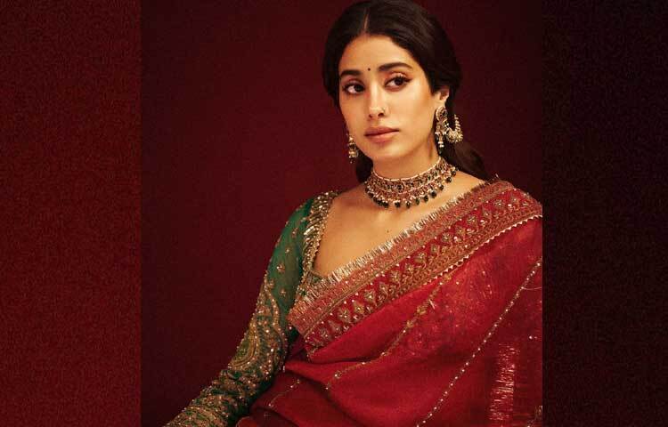 অভিনেত্রী শ্রীদেবীর পছন্দের পোশাক ছিল শাড়ি। মায়ের পছন্দের পোশাকে প্রায়ই ক্যামেরাবন্দি হন এই নায়িকা। ছবি: ইনস্টাগ্রাম