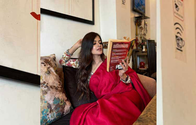 বই হাতে বেশকিছু ছবি পোজ দিয়েছিলেন মায়াবী এই অভিনেত্রী। ছবি: ইনস্টাগ্রাম