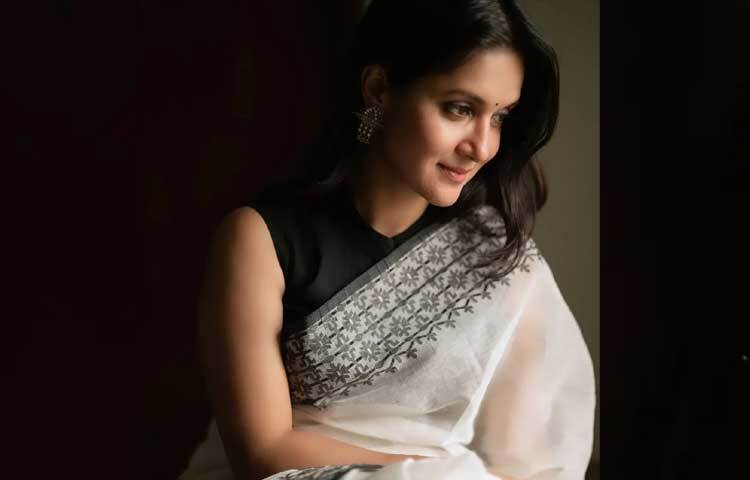 কপালে কালো টিপ আর কানের ছোট দুলে মায়াবী মিথিলা। ছবি: ফেসবুক থেকে