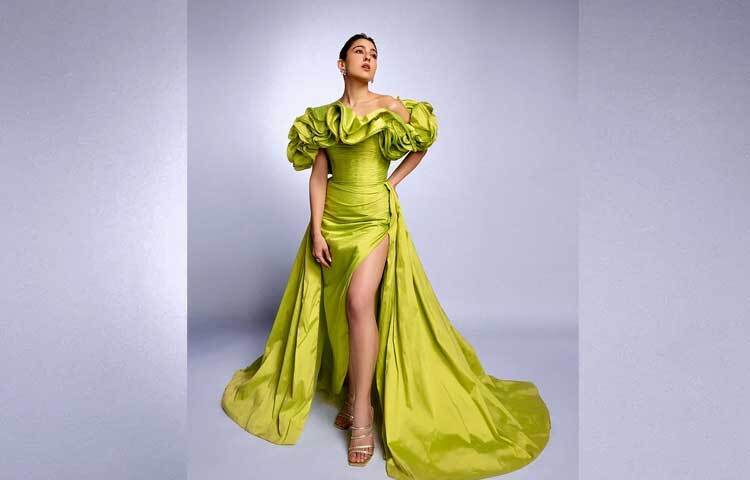 থাই স্লিট গাউনে উষ্ণতা ছড়াচ্ছেন নায়িকা। ছবি: ইনস্টাগ্রাম