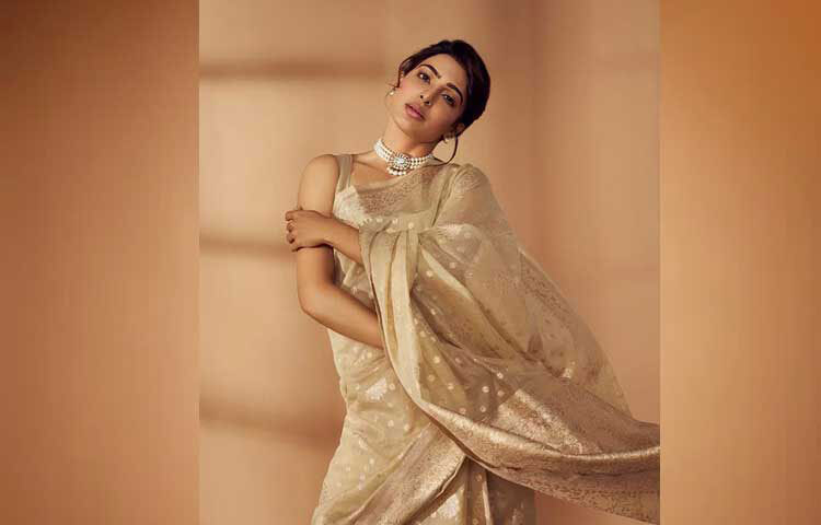 সোনালি রঙের স্লিভলেস ব্লাউজের সঙ্গে আইভরি রঙের কাতান শাড়িতে বেশ লাস্যময়ী রূপে ধরা দিয়েছেন অভিনেত্রী সামান্থা রুথ প্রভু। ছবি: ইনস্টাগ্রাম